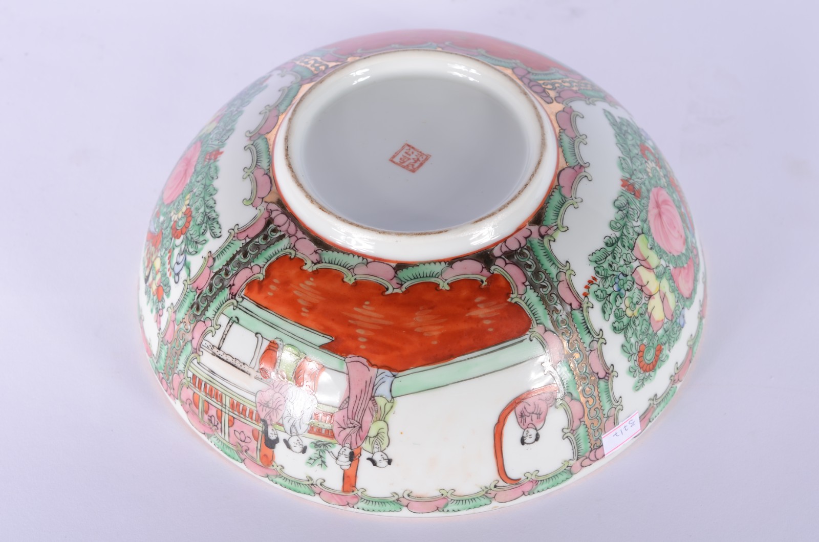 Bowl de porcelana oriental decorada com figuras típicas em tons de... - foto 6 de 7
