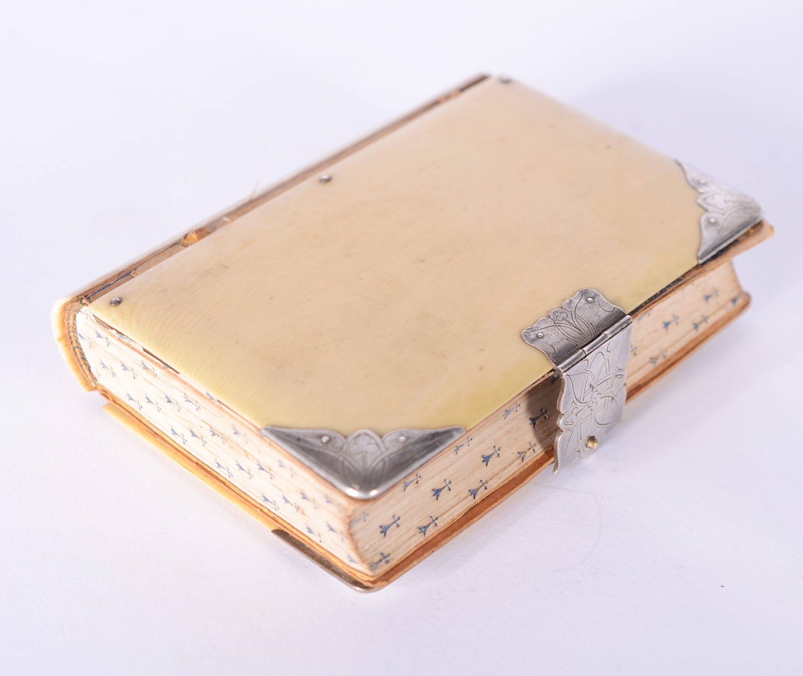 Antigo missal com capa de marfim e detalhes de prata. Desgastes. - foto 1 de 10