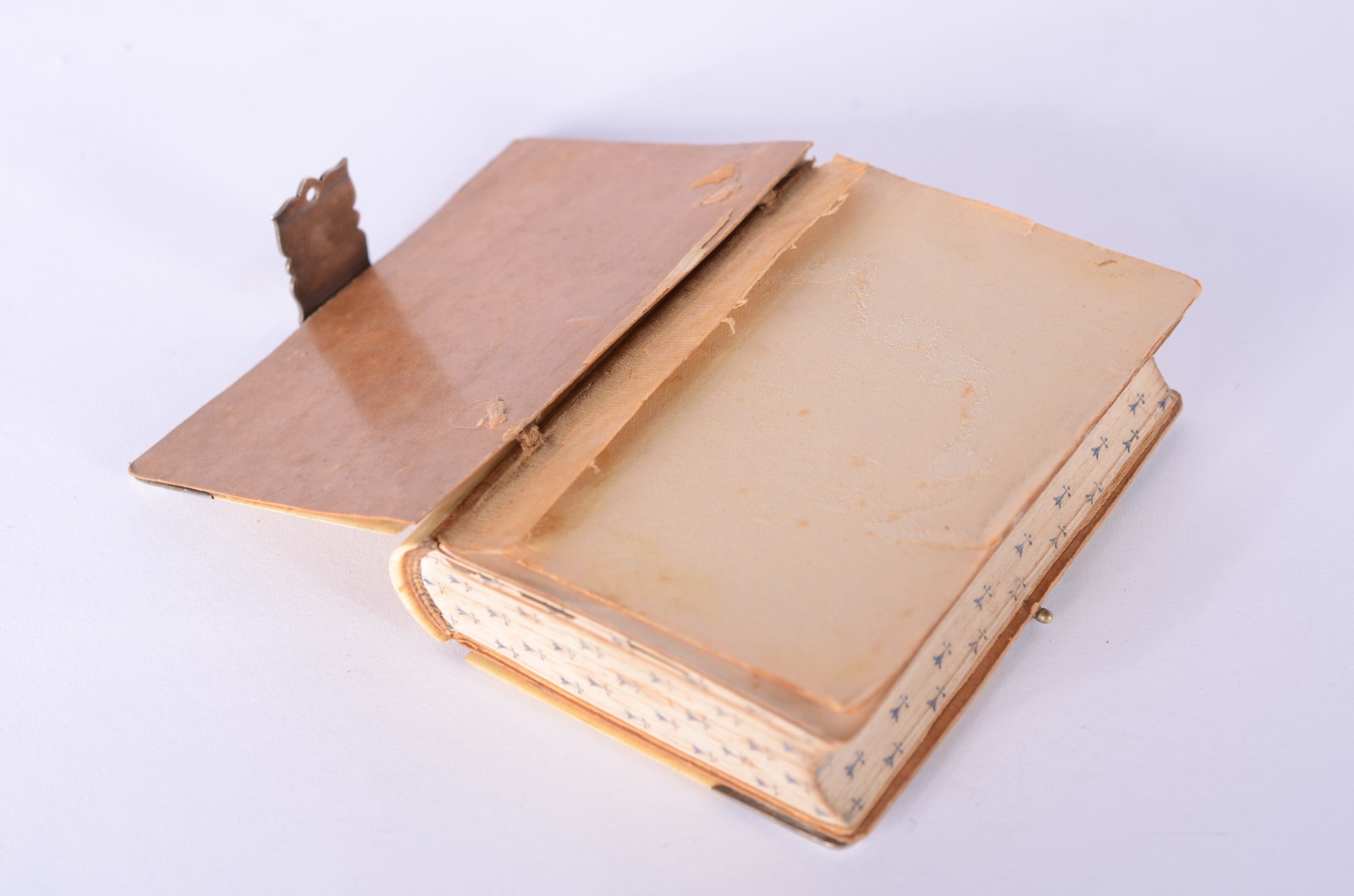 Antigo missal com capa de marfim e detalhes de prata. Desgastes. - foto 3 de 10