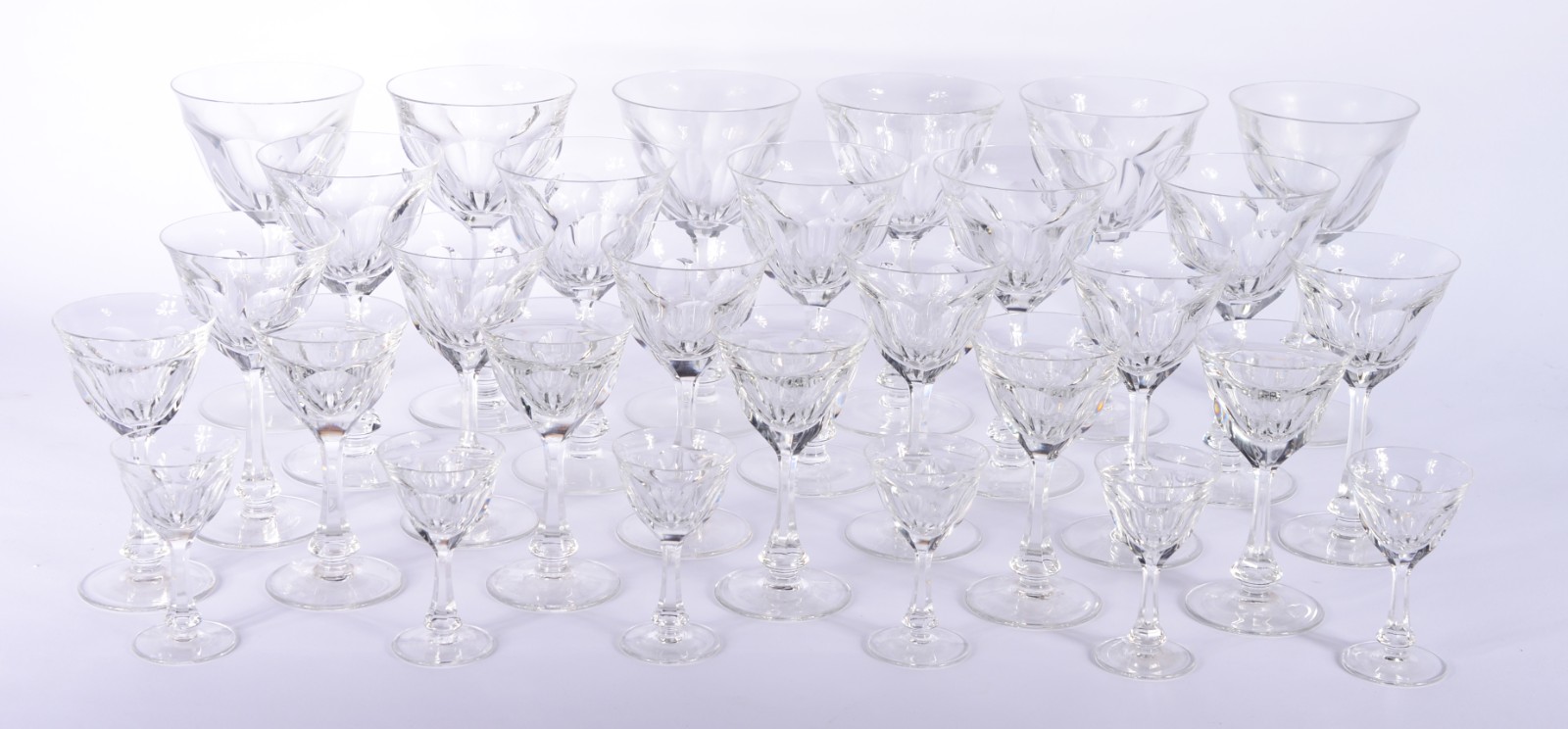 Serviço de cristal facetado, composto de: 6 taças para água, 5 taças... - foto 1 de 4