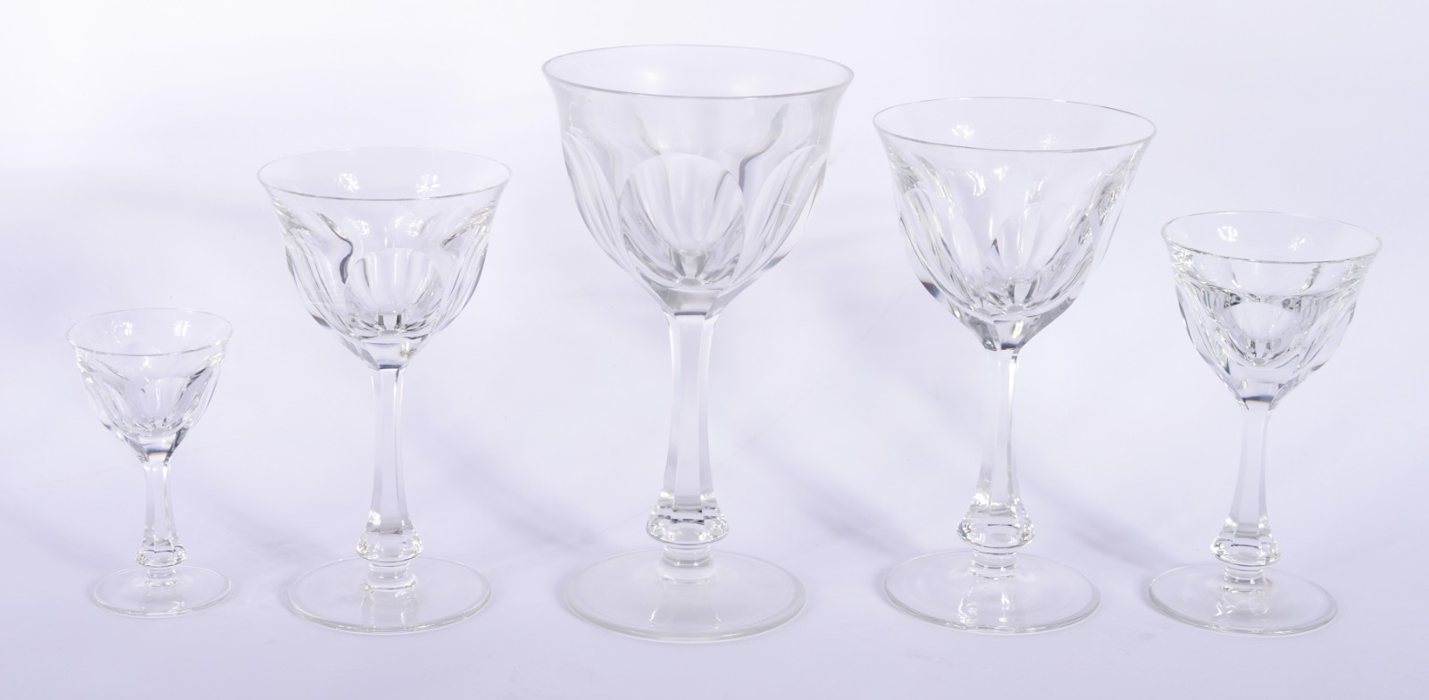 Serviço de cristal facetado, composto de: 6 taças para água, 5 taças... - foto 2 de 4