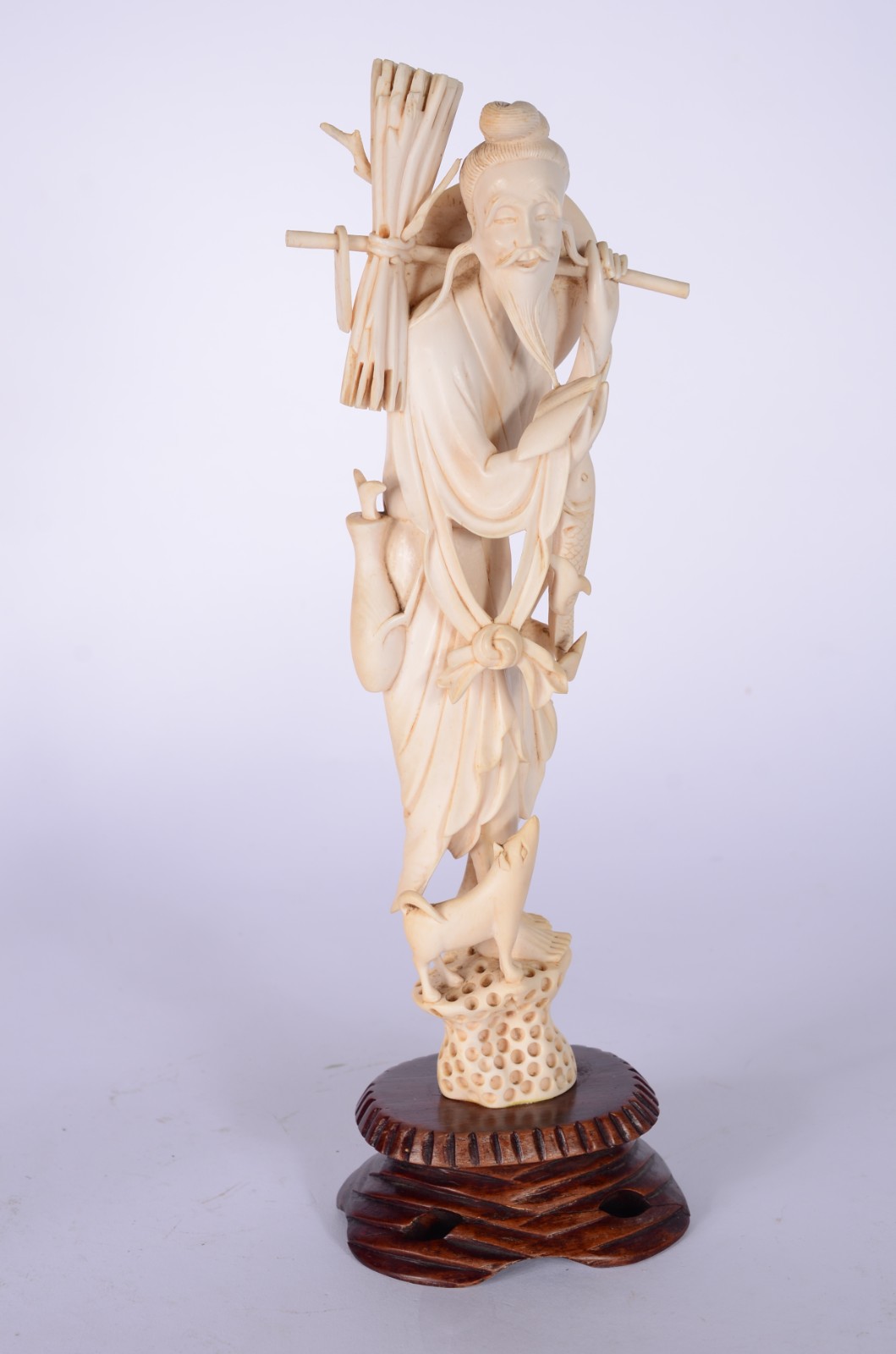Escultura de marfim representando figura de ancião com peixe e... - foto 1 de 7