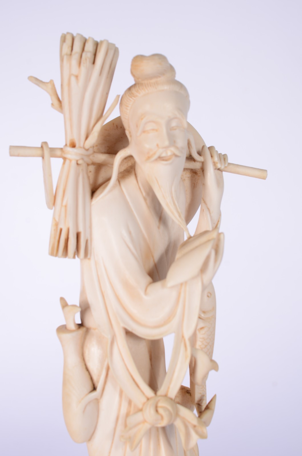 Escultura de marfim representando figura de ancião com peixe e... - foto 2 de 7