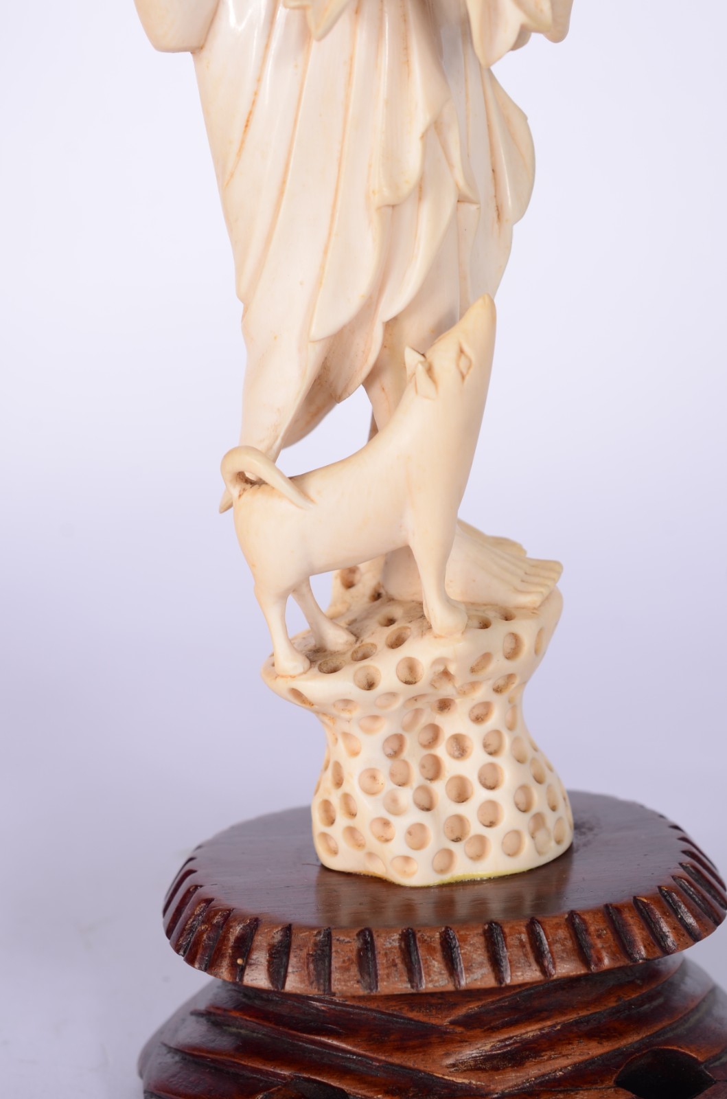 Escultura de marfim representando figura de ancião com peixe e... - foto 3 de 7