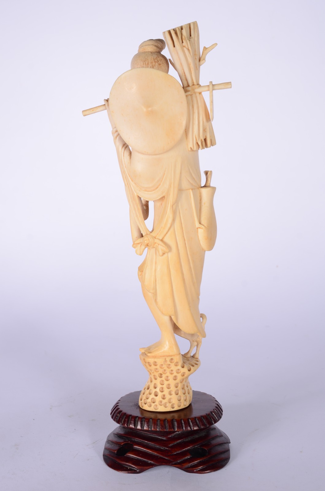 Escultura de marfim representando figura de ancião com peixe e... - foto 4 de 7