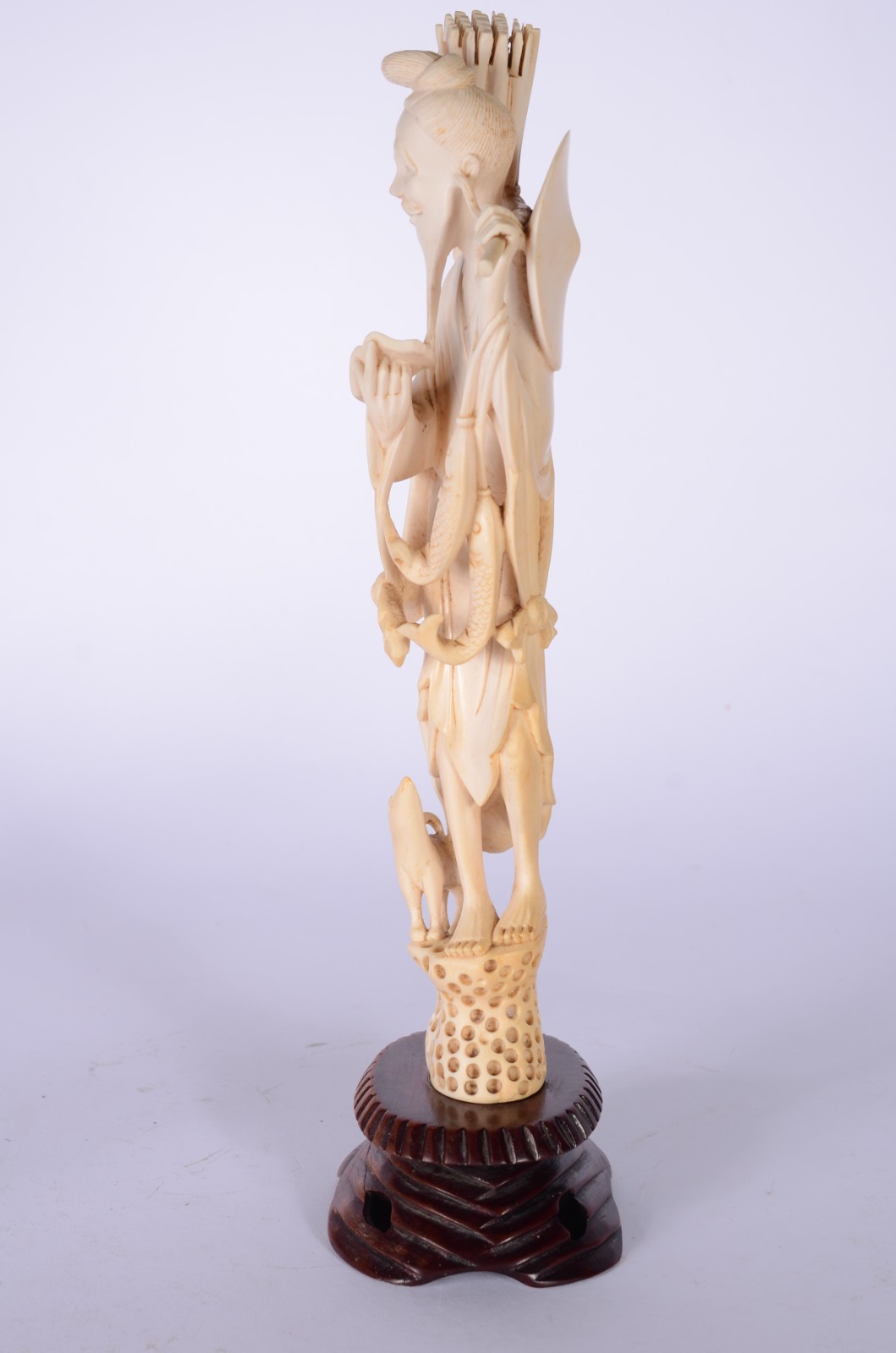 Escultura de marfim representando figura de ancião com peixe e... - foto 5 de 7