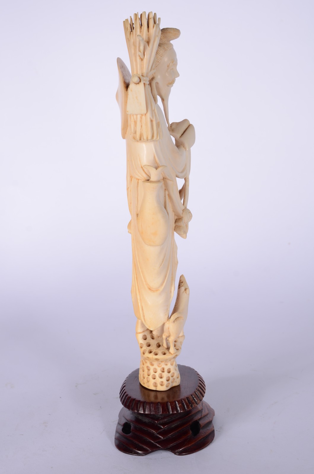 Escultura de marfim representando figura de ancião com peixe e... - foto 6 de 7
