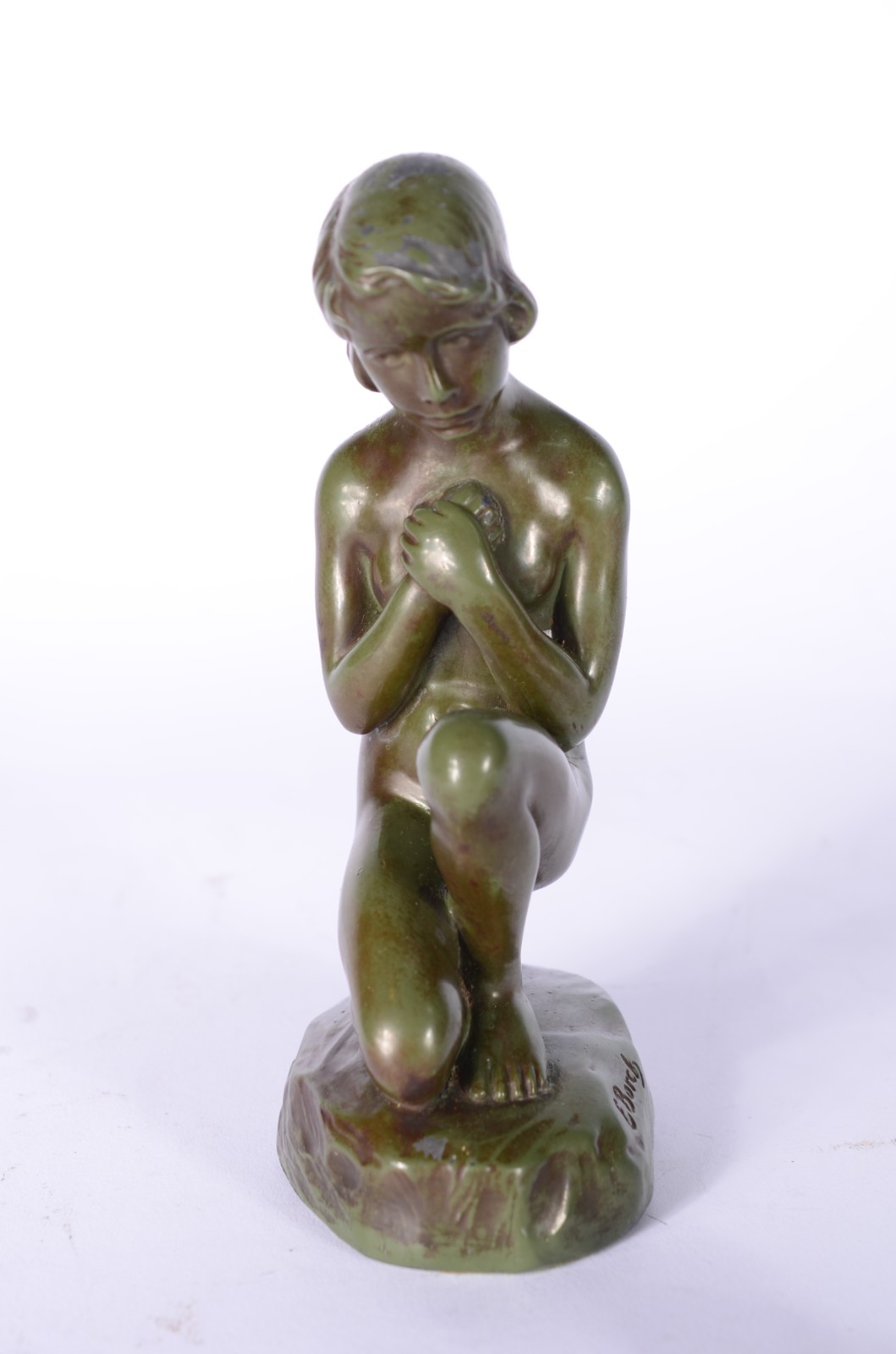 Pequena escultura de petit bronze com patina verde representando... - foto 2 de 7