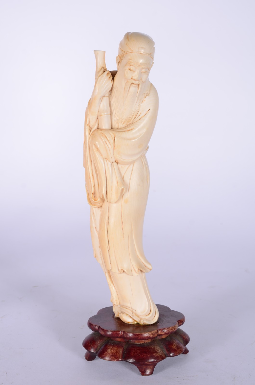 Escultura de marfim representando figura masculina com bambu, base de... - foto 1 de 7