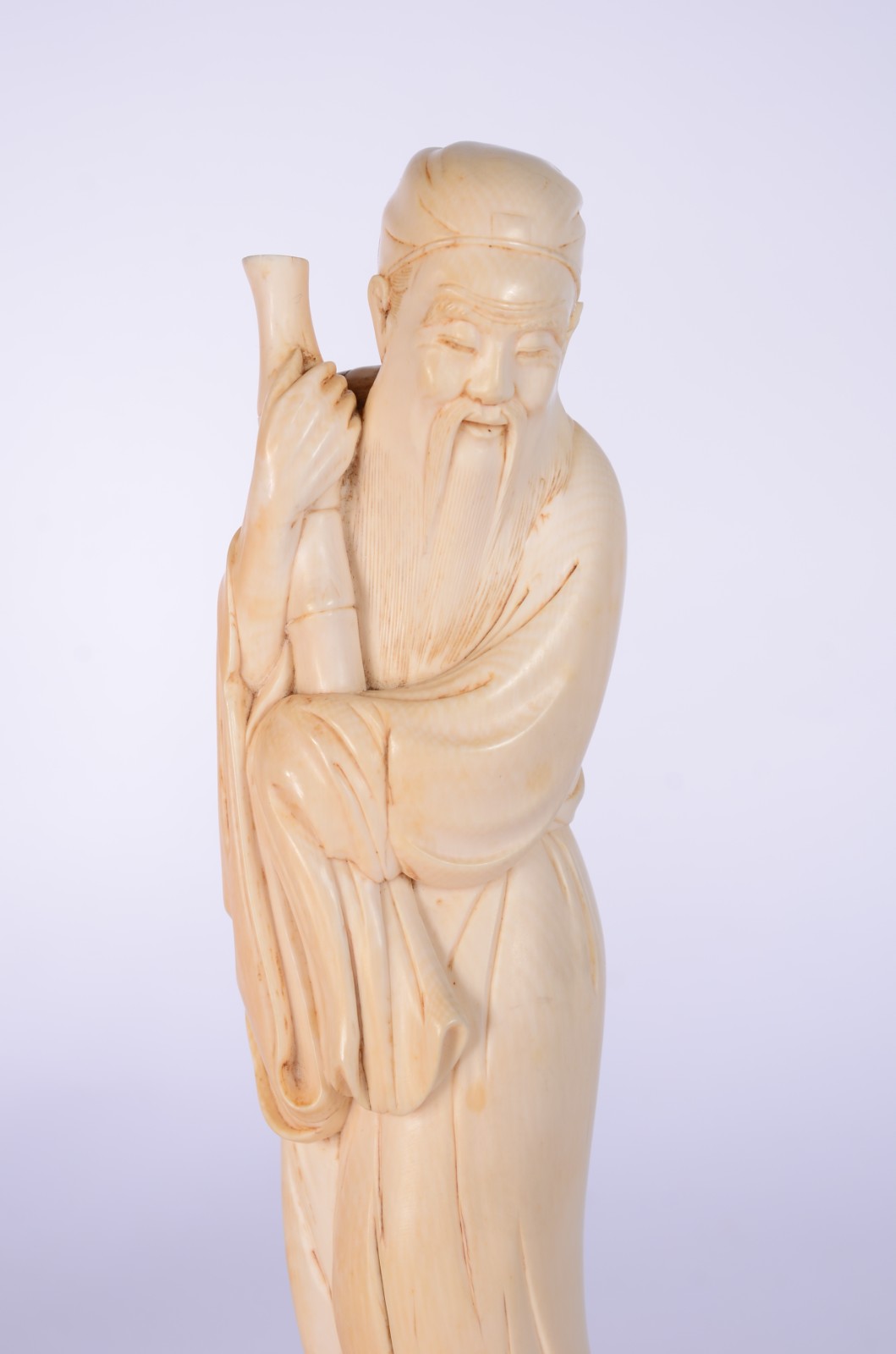 Escultura de marfim representando figura masculina com bambu, base de... - foto 2 de 7