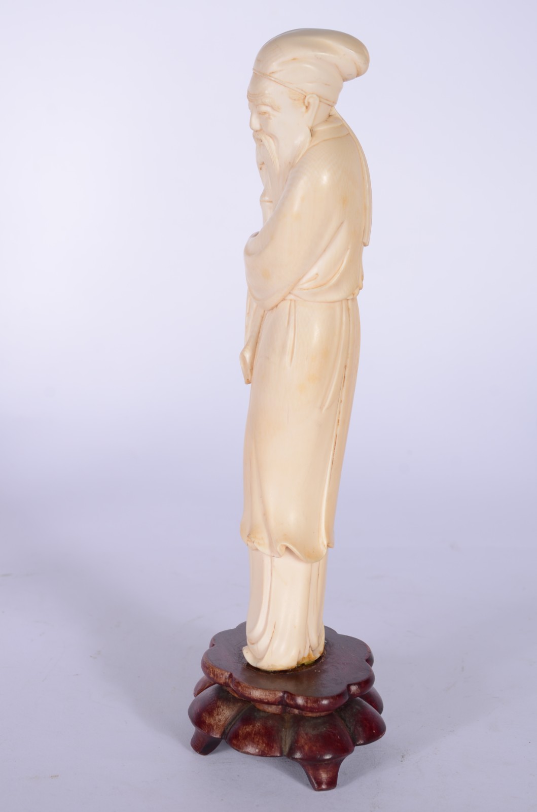 Escultura de marfim representando figura masculina com bambu, base de... - foto 3 de 7