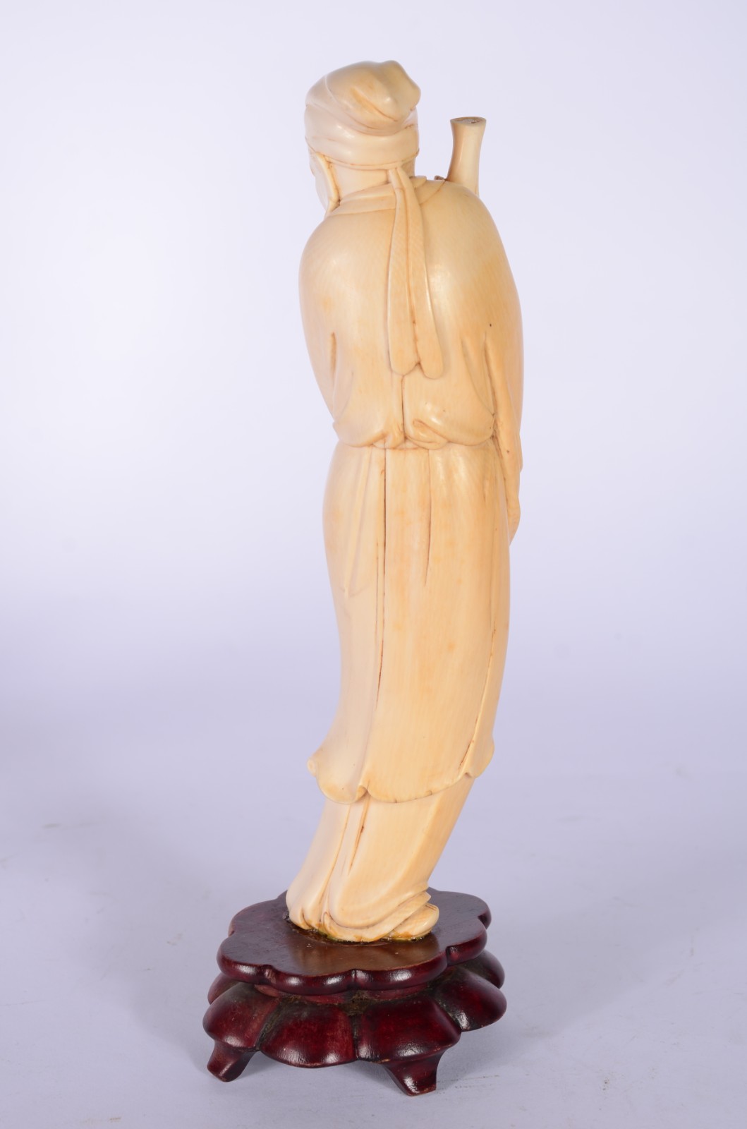 Escultura de marfim representando figura masculina com bambu, base de... - foto 4 de 7