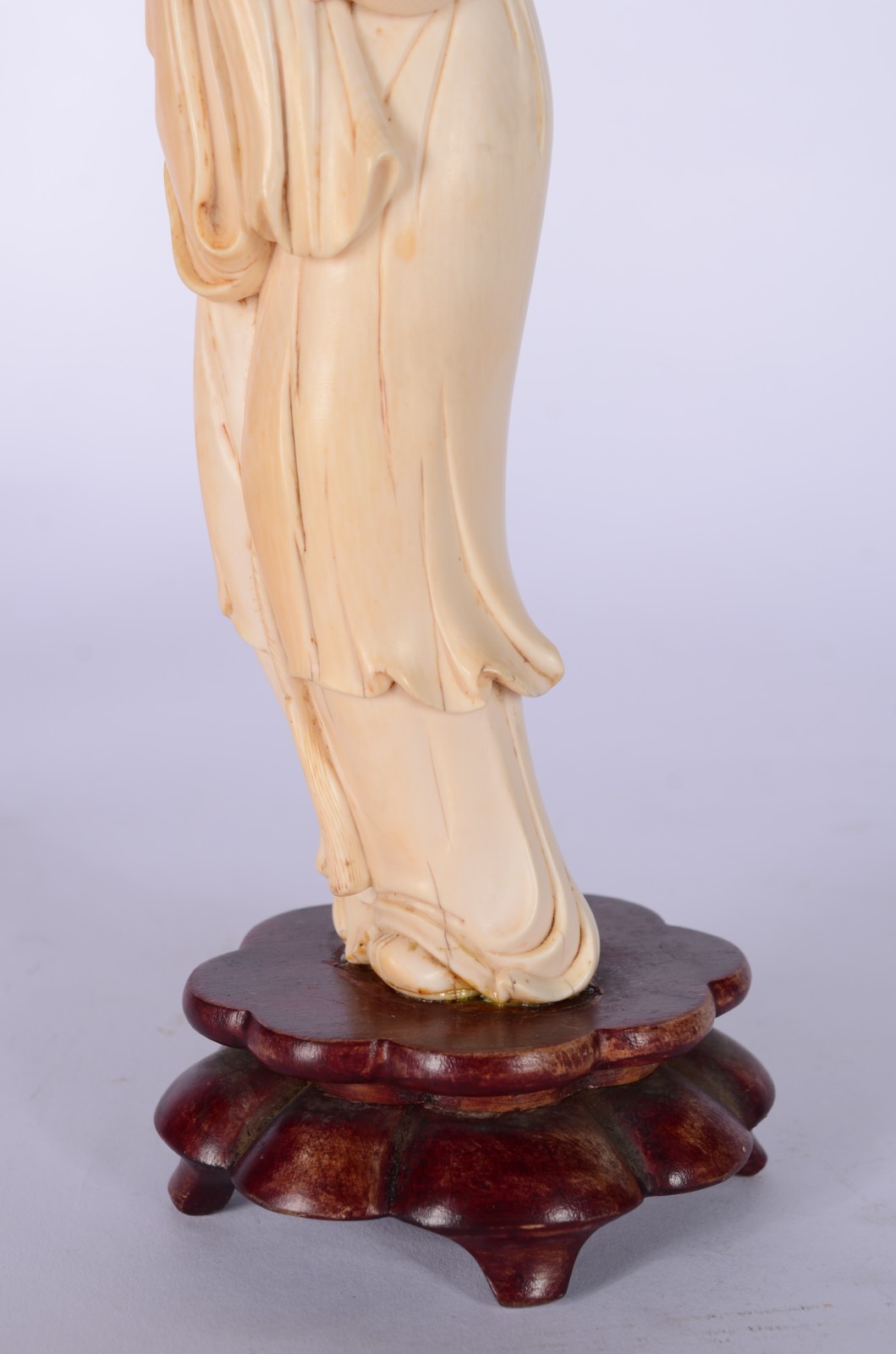 Escultura de marfim representando figura masculina com bambu, base de... - foto 5 de 7