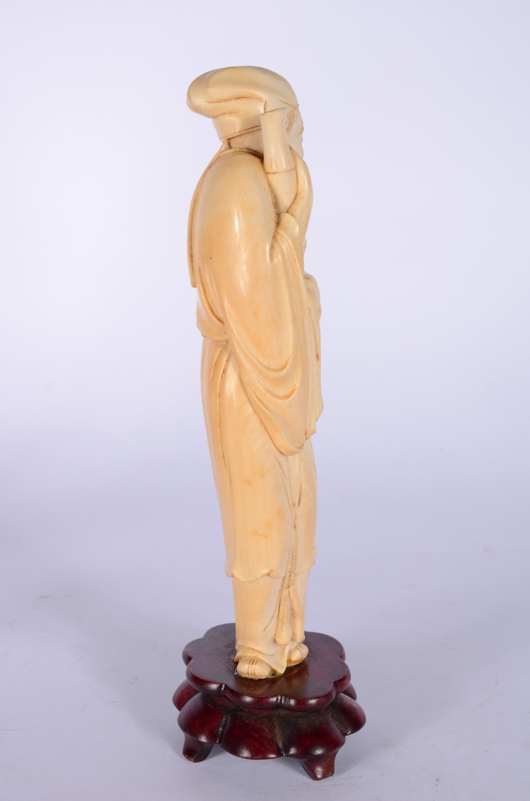 Escultura de marfim representando figura masculina com bambu, base de... - foto 6 de 7