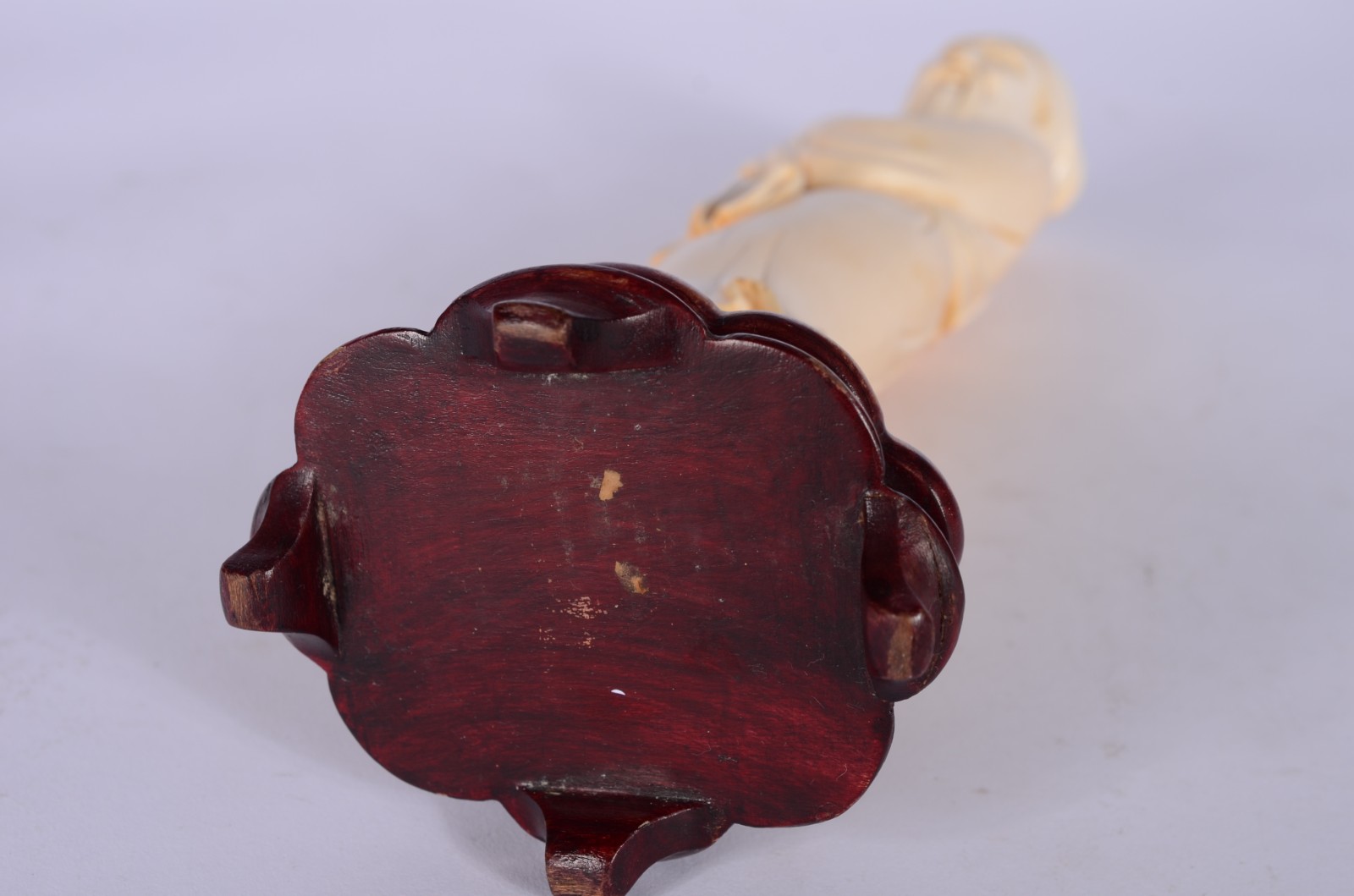 Escultura de marfim representando figura masculina com bambu, base de... - foto 7 de 7