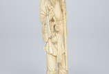 Escultura de marfim oriental representando anci... - Escultura de marfim oriental representando ancião pescador, com acessórios sobre peanha original de madeira nobre. Altura 27 cm.