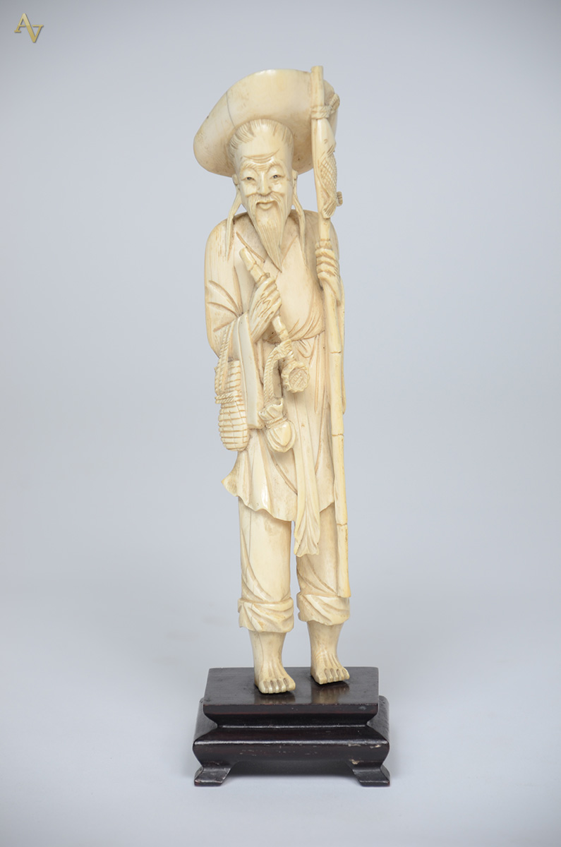 Escultura de marfim oriental representando ancião pescador, com... - foto 1 de 2