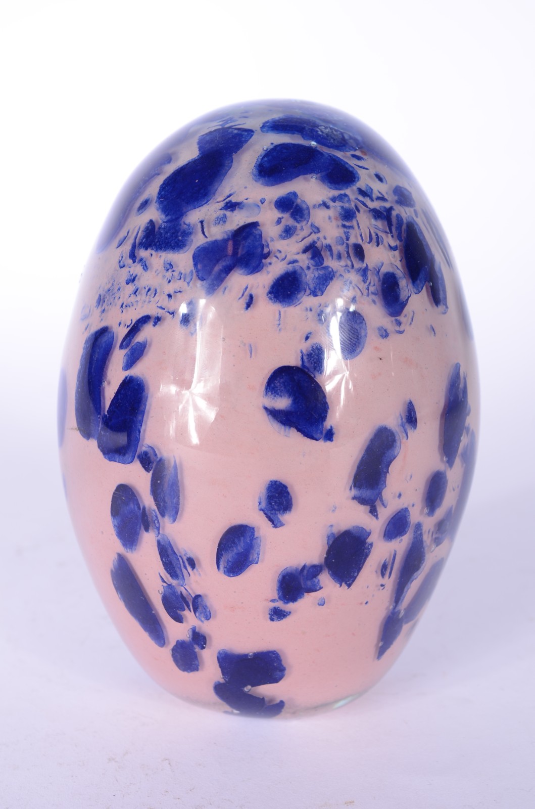 Ovo/ pinha de vidro decorativo na cor rosa com mesclas azuis. - foto 1 de 4