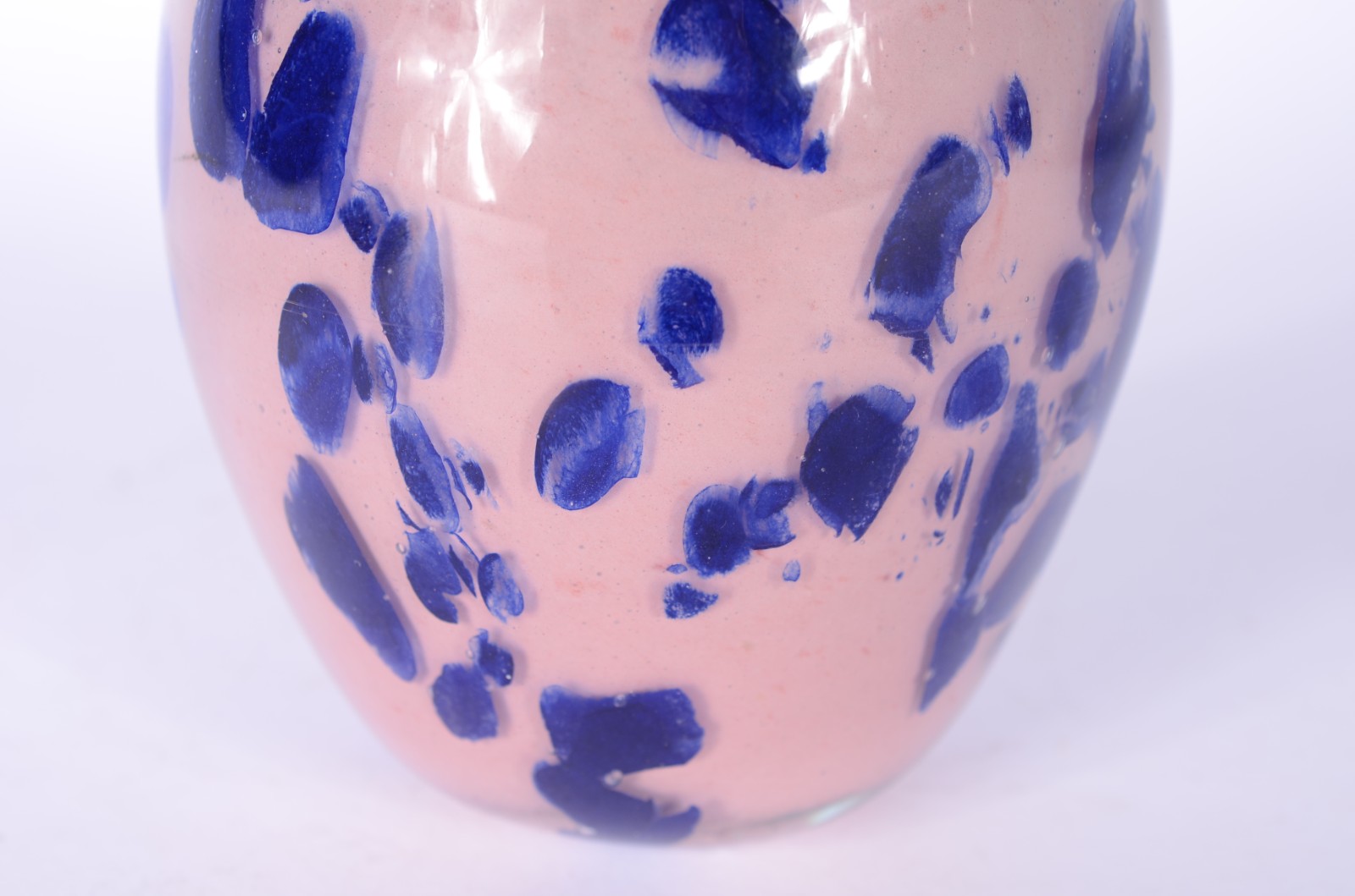 Ovo/ pinha de vidro decorativo na cor rosa com mesclas azuis. - foto 3 de 4