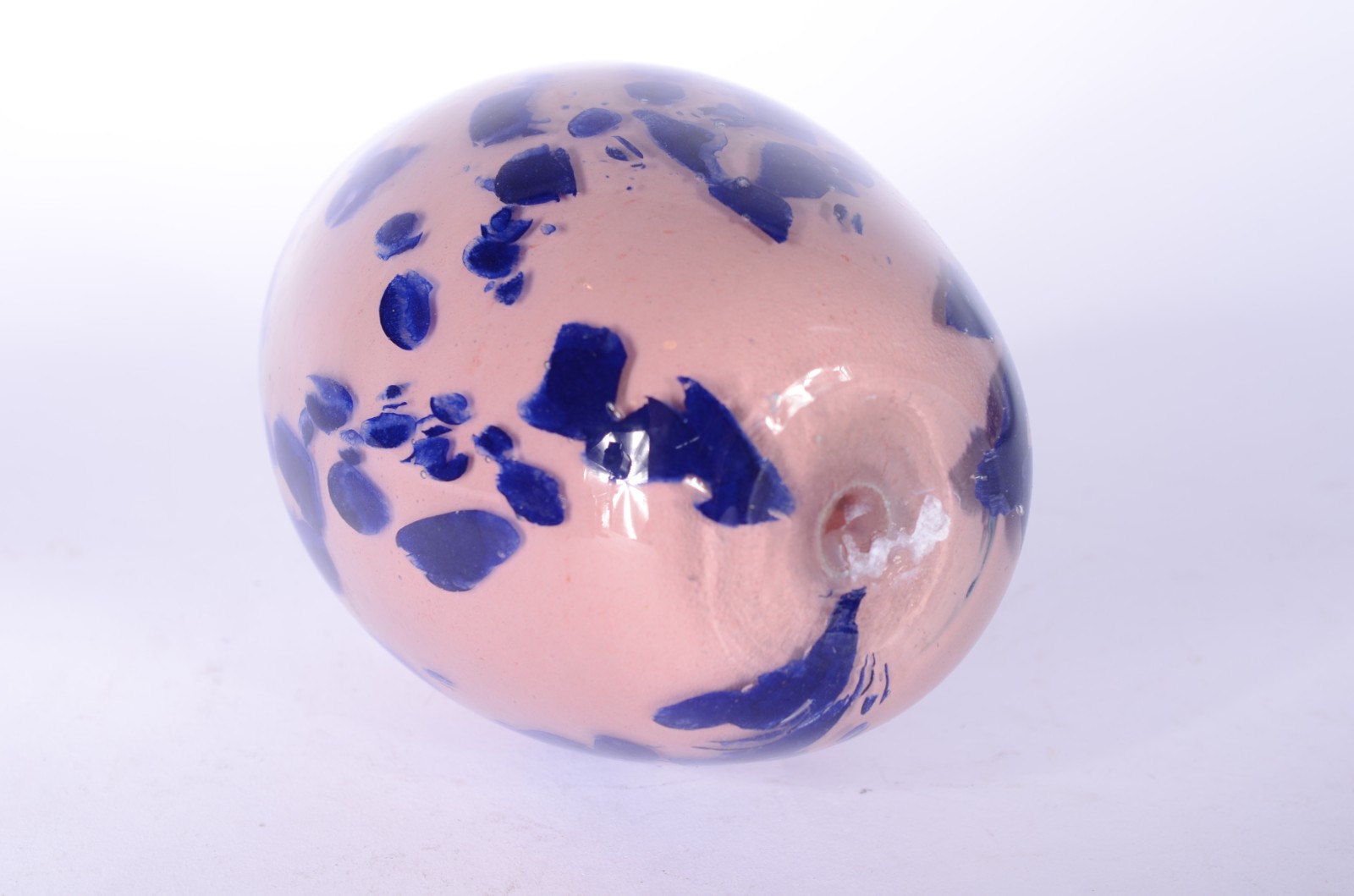 Ovo/ pinha de vidro decorativo na cor rosa com mesclas azuis. - foto 4 de 4