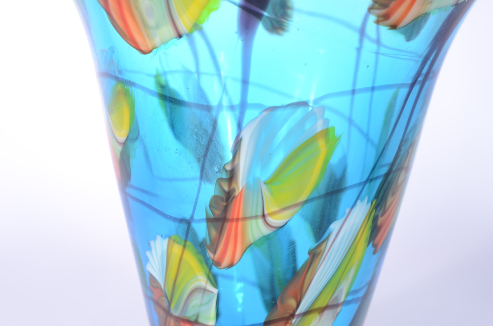 Vaso de vidro decorativo na cor azul "fantasia". - foto 3 de 6