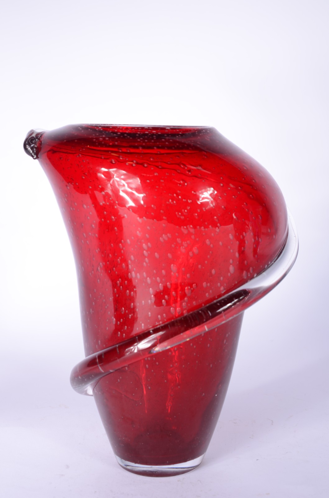 Vaso de vidro decorativo na cor vermelha com detalhe espiral. - foto 1 de 6