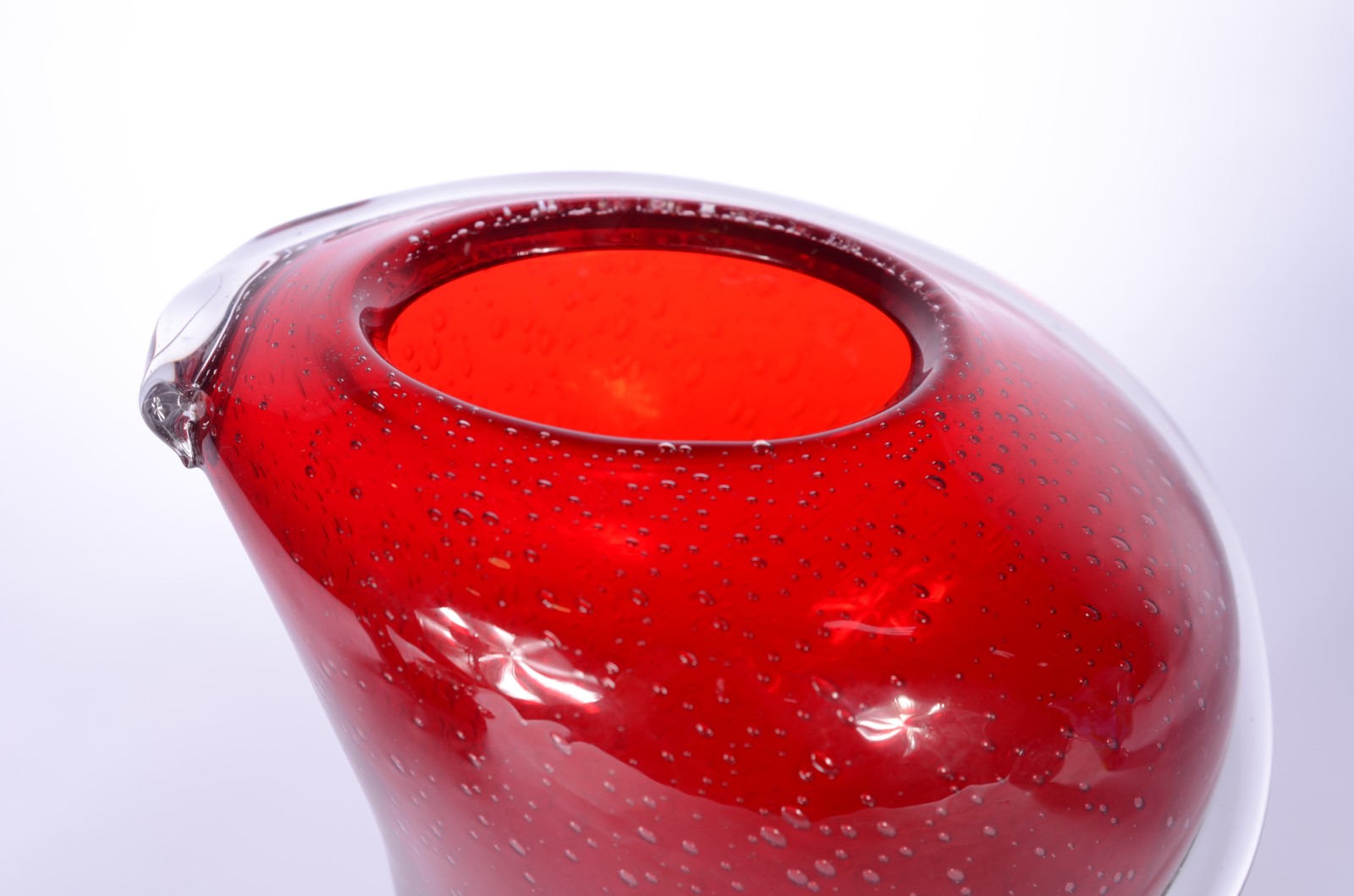 Vaso de vidro decorativo na cor vermelha com detalhe espiral. - foto 2 de 6