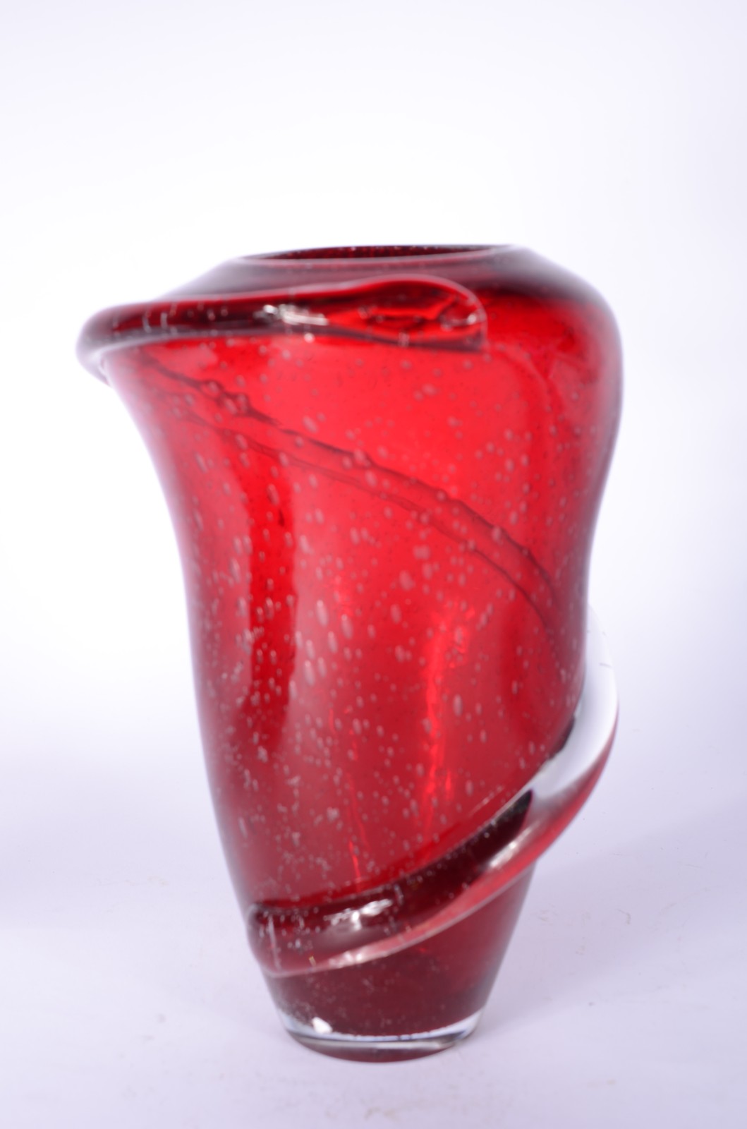 Vaso de vidro decorativo na cor vermelha com detalhe espiral. - foto 3 de 6