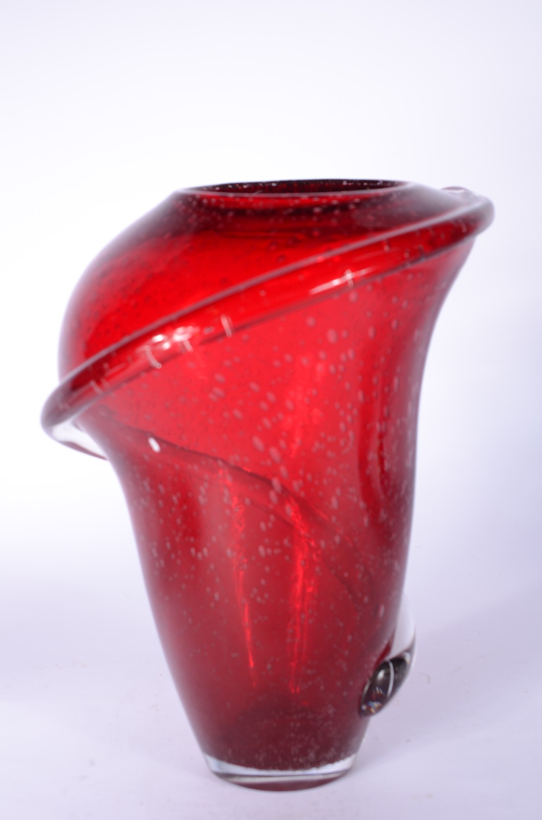 Vaso de vidro decorativo na cor vermelha com detalhe espiral. - foto 4 de 6