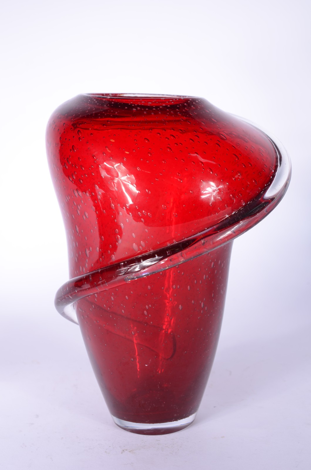 Vaso de vidro decorativo na cor vermelha com detalhe espiral. - foto 5 de 6