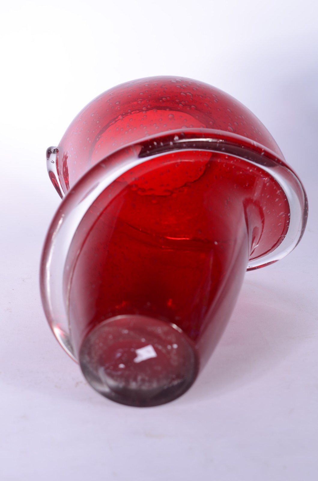 Vaso de vidro decorativo na cor vermelha com detalhe espiral. - foto 6 de 6