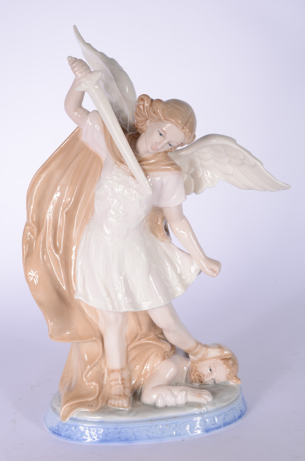Escultura de porcelana policromada representando São Miguel Arcanjo. - foto 1 de 5