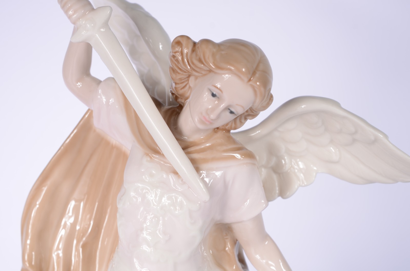 Escultura de porcelana policromada representando São Miguel Arcanjo. - foto 3 de 5