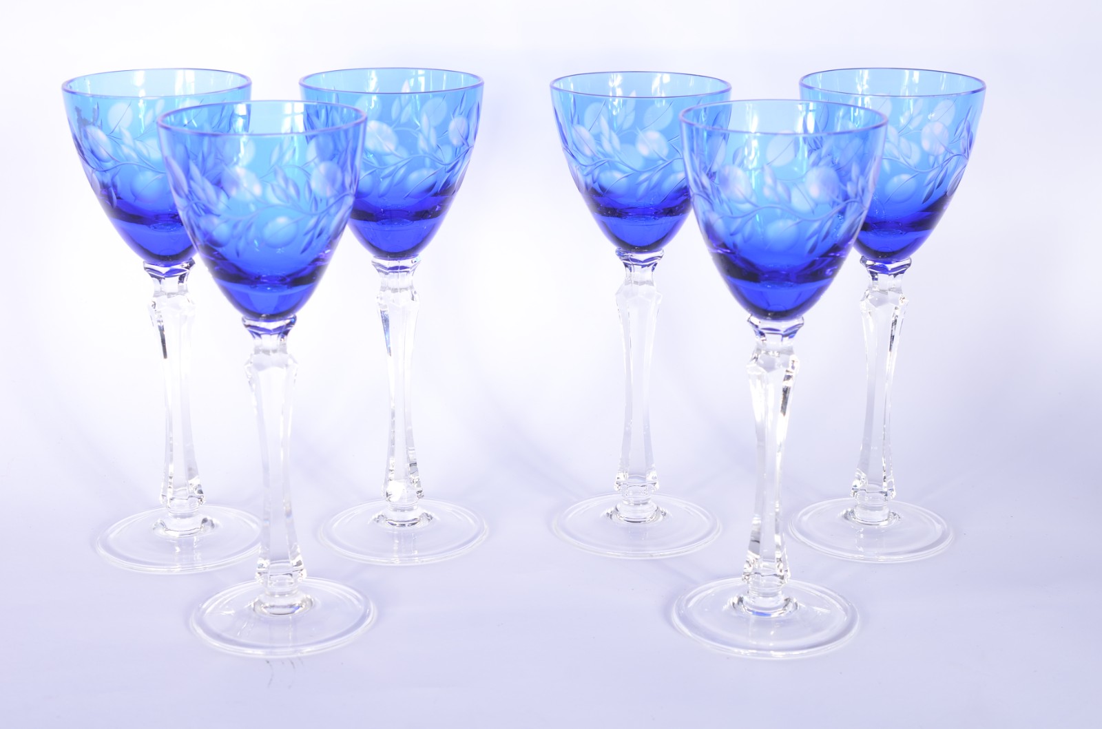 Conjunto com 6 taças para vinho de cristal doublé azul lapidado, pés... - foto 1 de 6