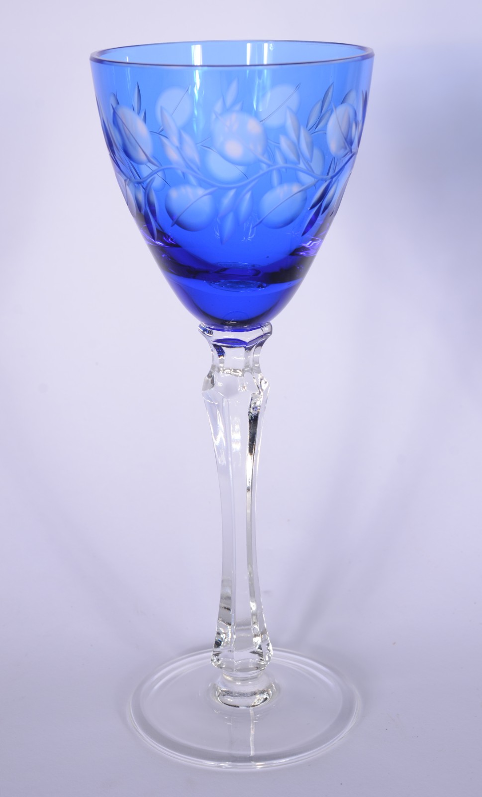 Conjunto com 6 taças para vinho de cristal doublé azul lapidado, pés... - foto 2 de 6