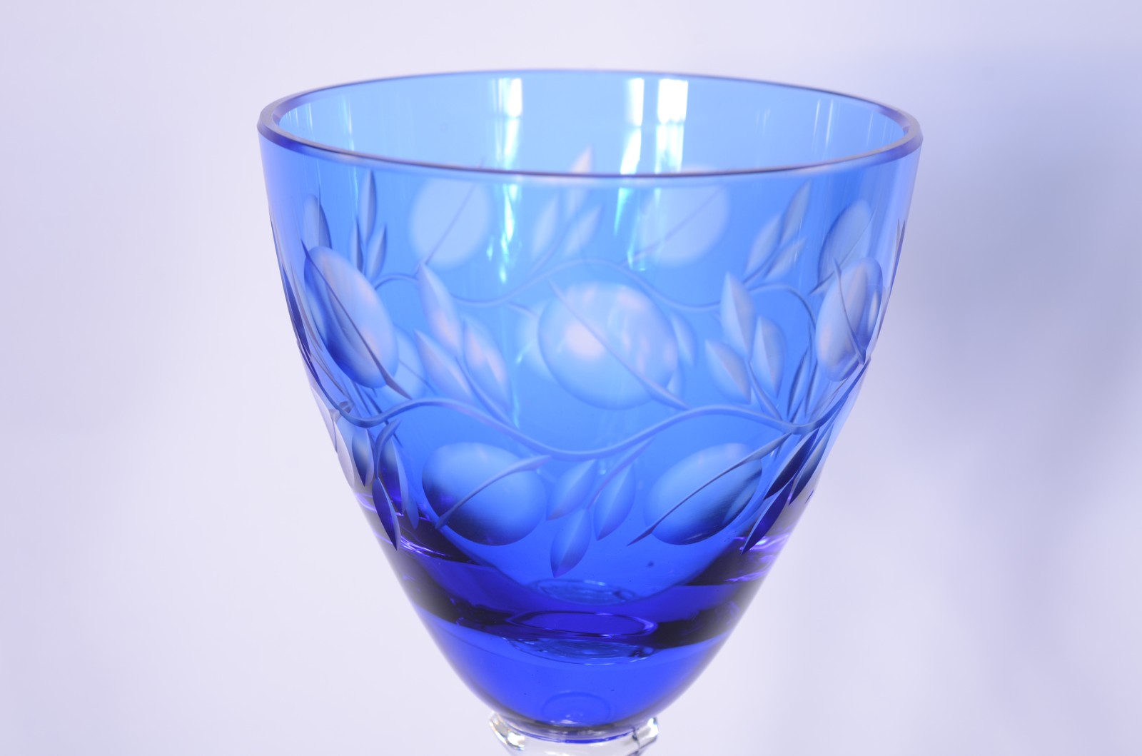 Conjunto com 6 taças para vinho de cristal doublé azul lapidado, pés... - foto 3 de 6