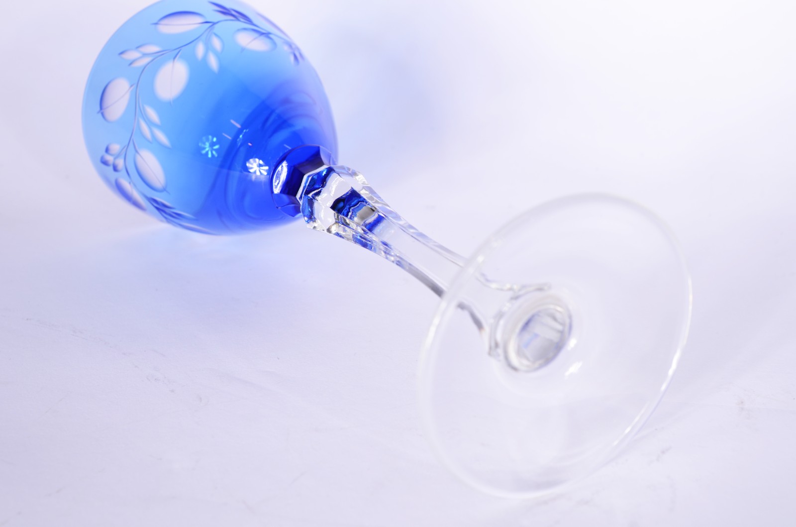 Conjunto com 6 taças para vinho de cristal doublé azul lapidado, pés... - foto 5 de 6