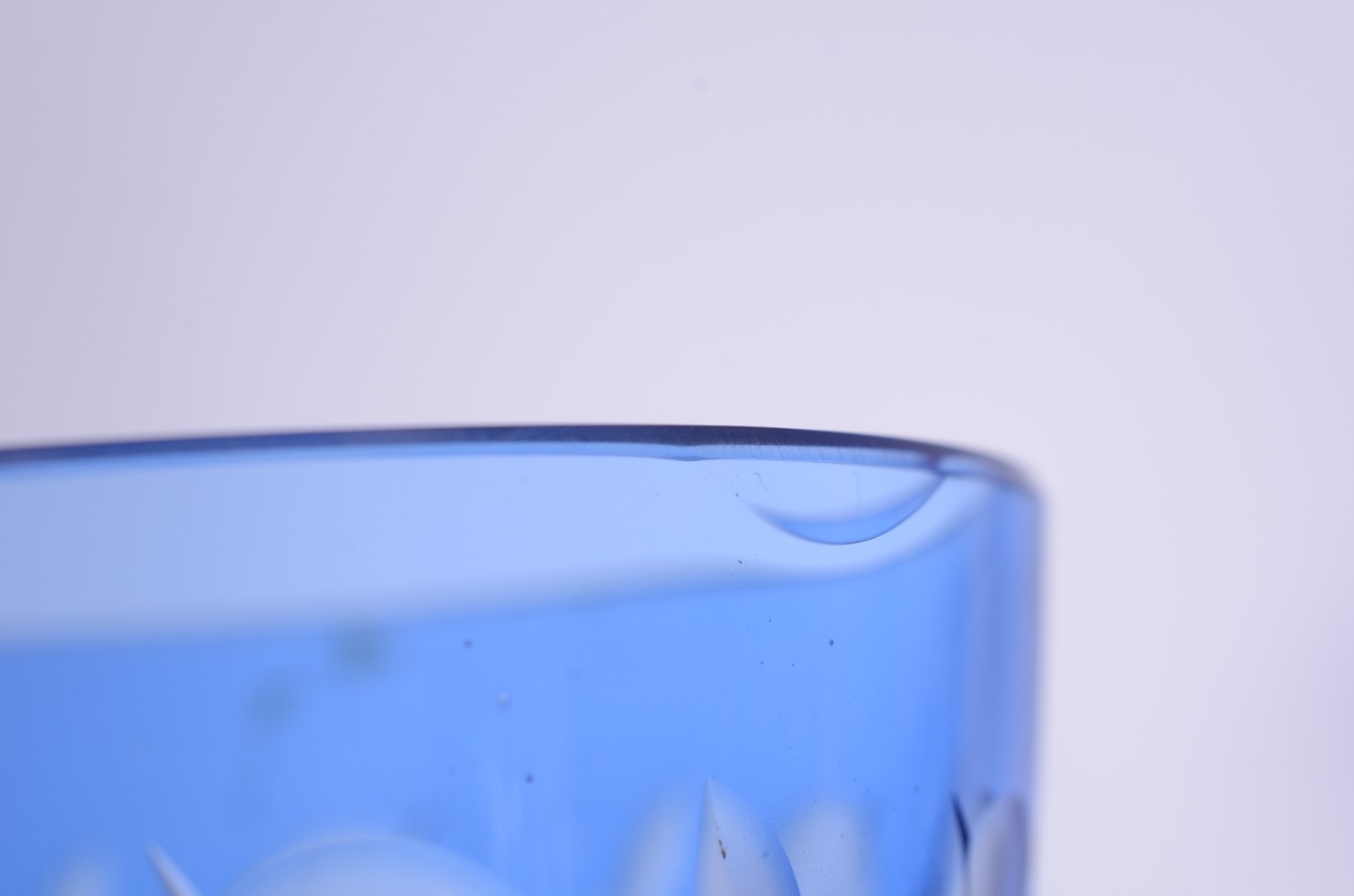 Conjunto com 6 taças para vinho de cristal doublé azul lapidado, pés... - foto 6 de 6