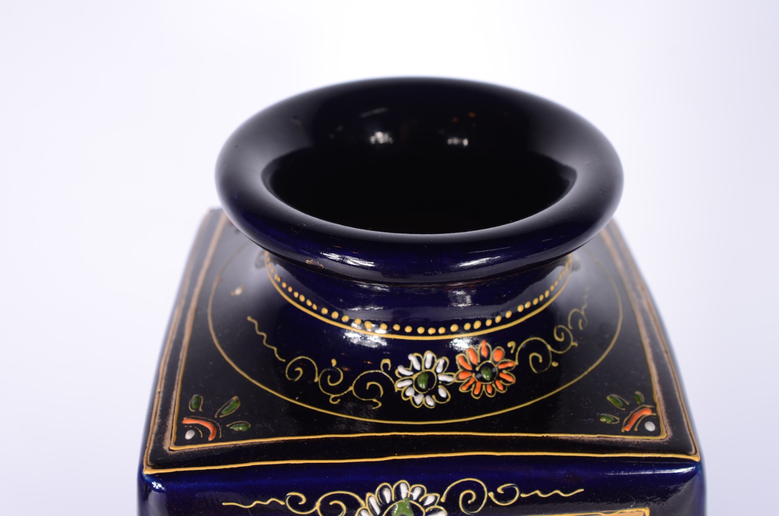 Vaso de faiança oriental, fundo azul cobalto com perolados e... - foto 6 de 9
