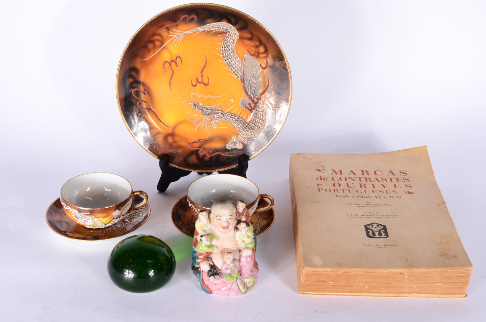 Diversas peças, sendo: 2 xícaras de chá com pires de porcelana... - foto 1 de 11