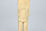Escultura de marfim oriental representando anci... - Escultura de marfim oriental representando ancião pescador, com acessórios sobre peanha original de madeira nobre. Altura 27 cm.