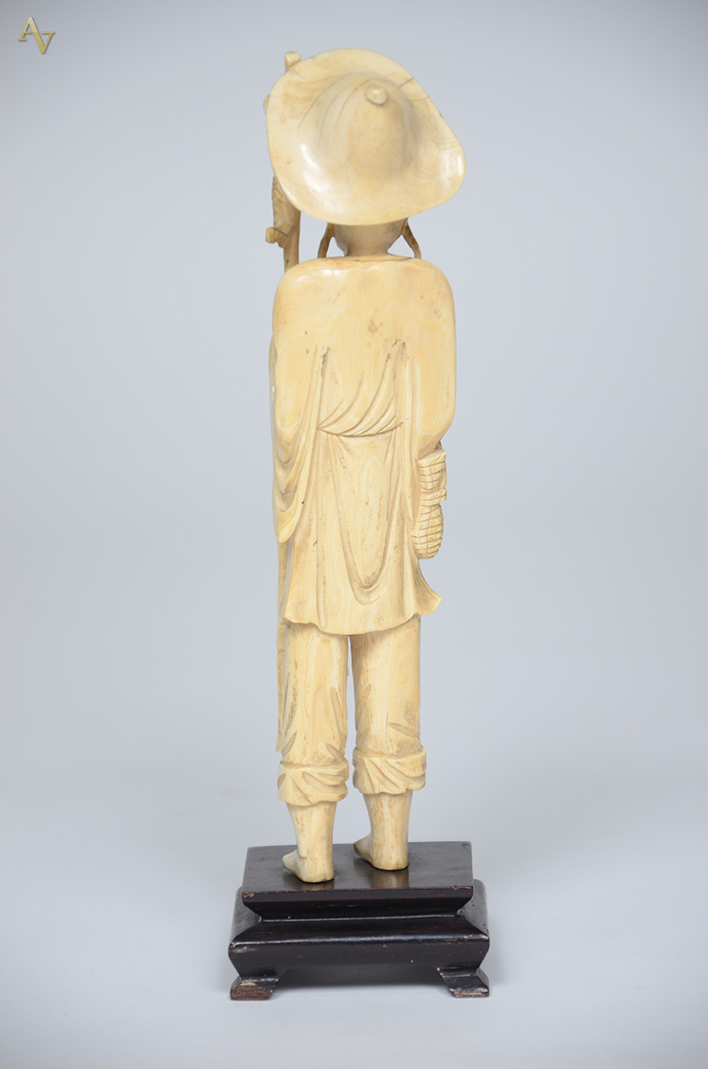 Escultura de marfim oriental representando ancião pescador, com... - foto 2 de 2