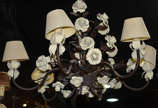 Lustre de metal com seis luzes, detalhes com fl... - Lustre de metal com seis luzes, detalhes com flores patinadas, cúpulas de pergaminho.