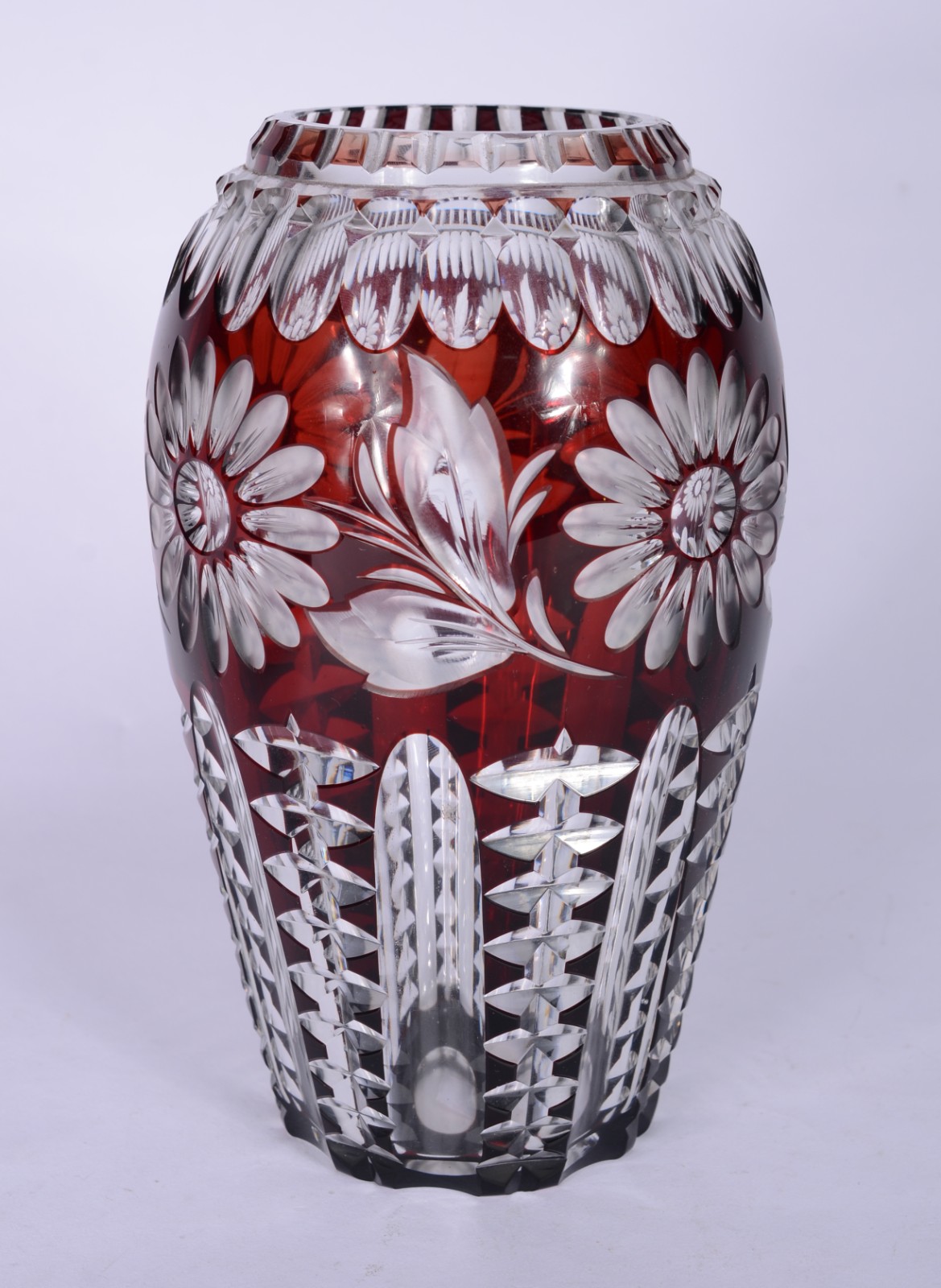 Vaso de cristal europeu doublé rubi com flores lapidadas. - foto 1 de 6