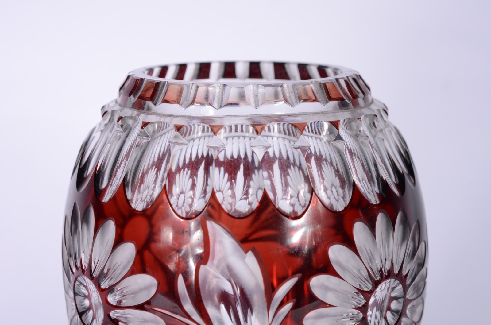 Vaso de cristal europeu doublé rubi com flores lapidadas. - foto 2 de 6