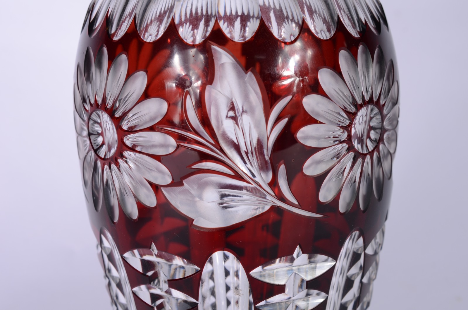 Vaso de cristal europeu doublé rubi com flores lapidadas. - foto 3 de 6