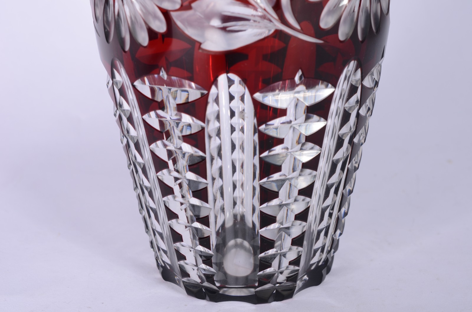 Vaso de cristal europeu doublé rubi com flores lapidadas. - foto 4 de 6