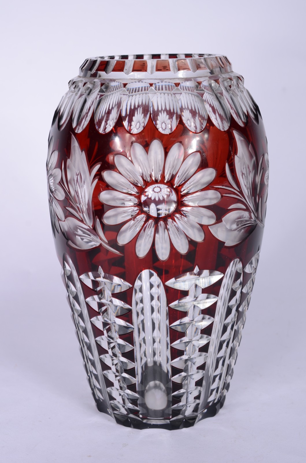 Vaso de cristal europeu doublé rubi com flores lapidadas. - foto 5 de 6