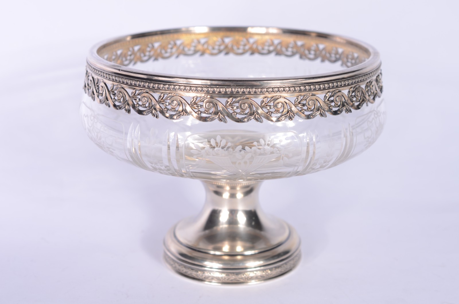 Pequena fruteira de cristal lavrado com cornucópias, flores e... - foto 1 de 8