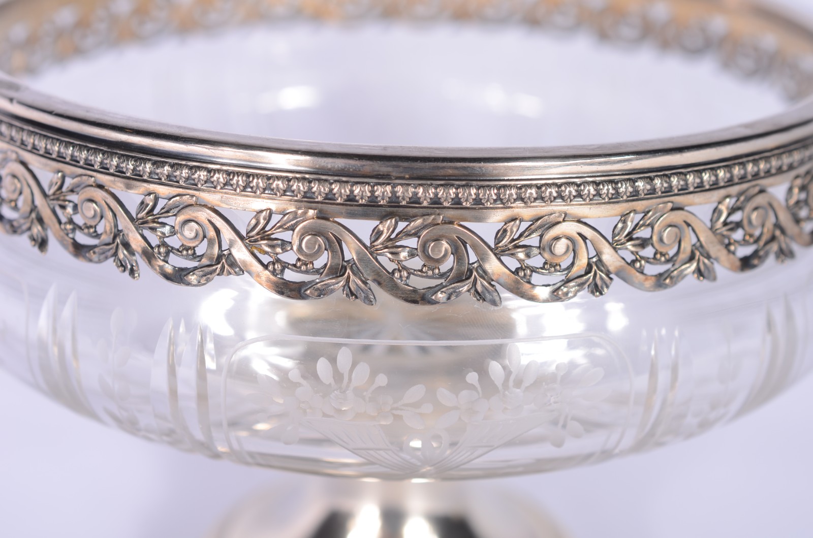 Pequena fruteira de cristal lavrado com cornucópias, flores e... - foto 2 de 8